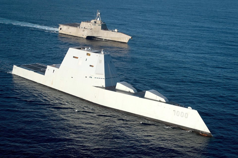 Mặc dù hiện đại là vậy, USS Zumwalt vẫn tồn tại tới hàng nghìn lỗi lớn nhỏ khác nhau, đặc biệt là ở hệ thống động cơ. Điều này khiến USS Zumwalt không thể hoạt động được một cách "tử tế" và hiện nó đang được coi là khu trục hạm có độ ổn định kém nhất mà Hải quân Mỹ đang sở hữu. Nguồn ảnh: BI.