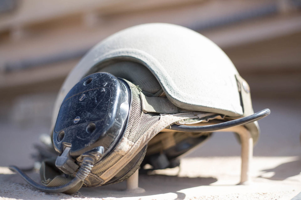 Cuối cùng là hệ thống điện đài liên lạc nội bộ giữa các thành viên của xe tăng M1A2 Abrams. Hệ thống này được phía Mỹ khẳng định là có khả năng liên lạc tốt hơn so với các xe tăng của Nga do nó có khả năng lọc tiếng ồn rất tốt. Nguồn ảnh: BI.