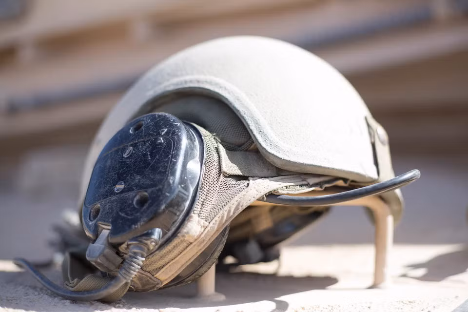 Cuối cùng là hệ thống điện đài liên lạc nội bộ giữa các thành viên của xe tăng M1A2 Abrams. Hệ thống này được phía Mỹ khẳng định là có khả năng liên lạc tốt hơn so với các xe tăng của Nga do nó có khả năng lọc tiếng ồn rất tốt. Nguồn ảnh: BI.