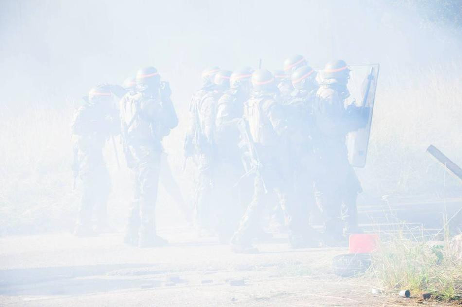 Khung cảnh buổi diễn tập dần trở nên mịt mờ trong làn khói toả ra từ những loại lựu đạn khói và lựu đạn hơi cay thứ vũ khí giải tán đám đông hiệu quả nhất. Nguồn ảnh: Sina.