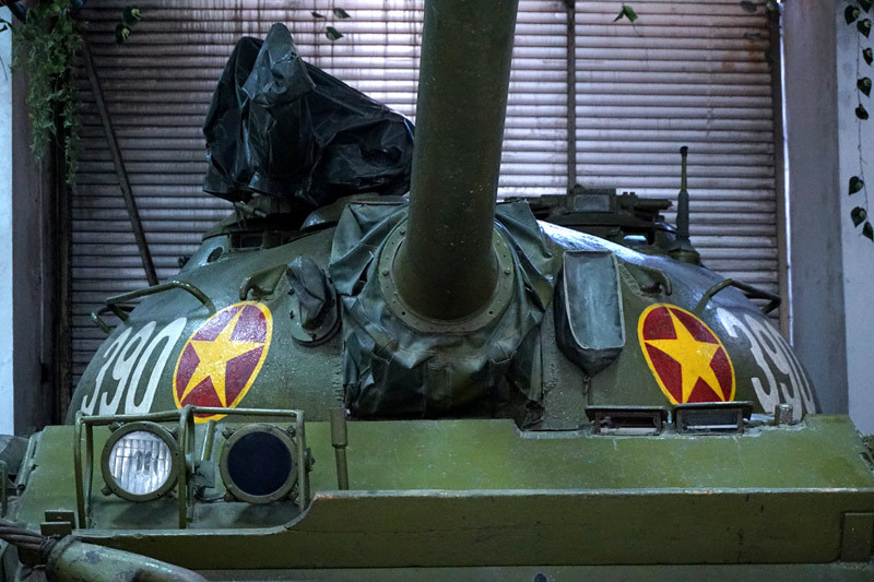 Tuy nhiên sau ngày giải phóng, danh hiệu chiếc xe tăng đầu tiên tiến vào Dinh Độc Lập lại thuộc về chiếc T-54B mang số hiệu 843. Đây là một sự nhầm lẫn khách quan với sức tiến công quá ồ ạt của quân đội ta vào Dinh Độc Lập. Nguồn ảnh: Infonet.