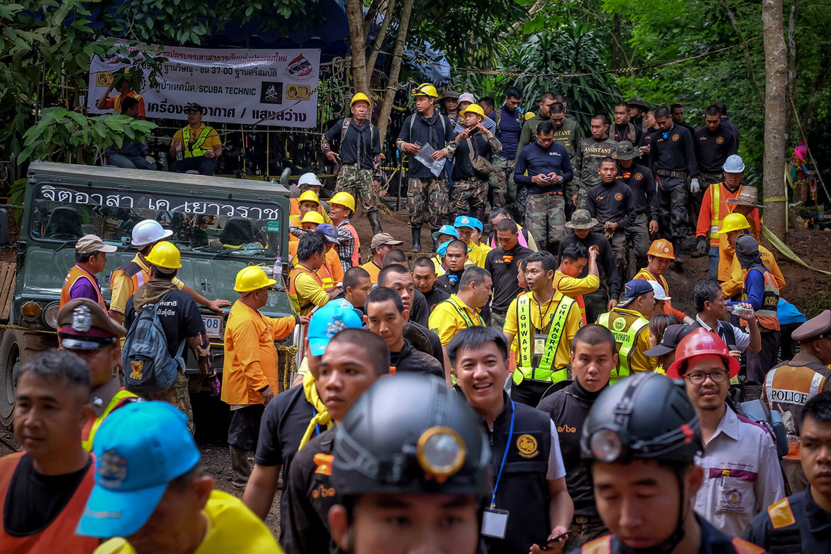 Tiếp ngay sau đó là nỗ lực tiếp tế và giải cứu mạo hiểm chưa từng có khi từng em nhỏ được đưa ra ngoài bằng cách lặn dù phần lớn những đứa trẻ này đều... không biết bơi. Nguồn ảnh: TA.