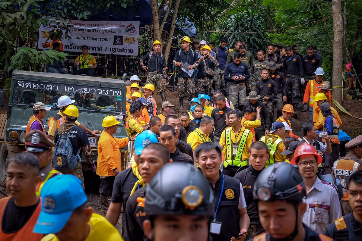 Tiếp ngay sau đó là nỗ lực tiếp tế và giải cứu mạo hiểm chưa từng có khi từng em nhỏ được đưa ra ngoài bằng cách lặn dù phần lớn những đứa trẻ này đều... không biết bơi. Nguồn ảnh: TA.