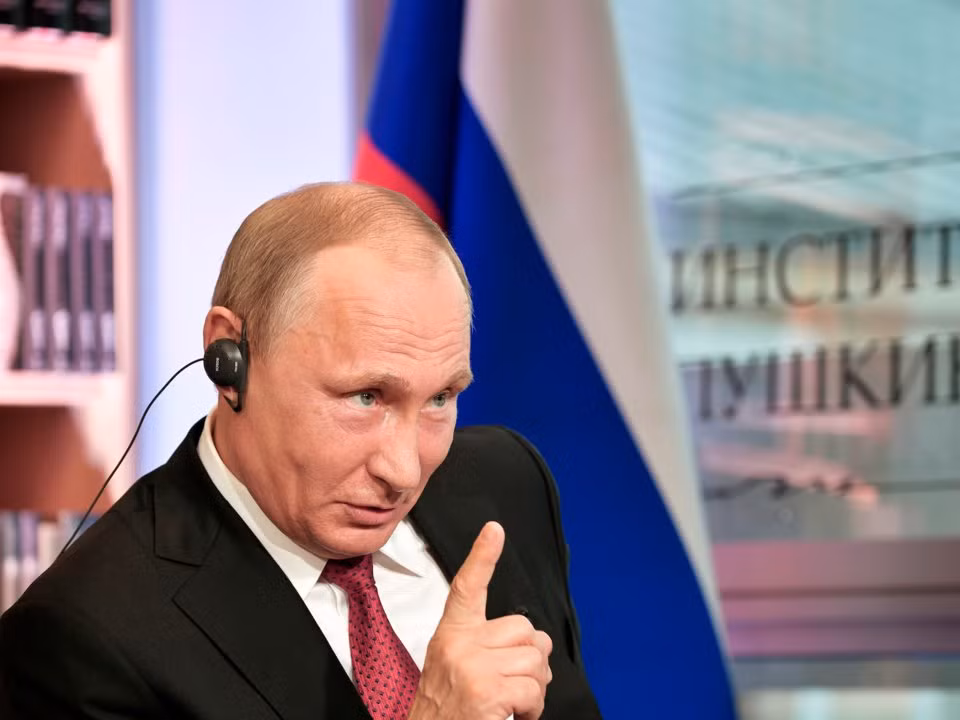 Năm 1999, ông Putin (khi đó là Thủ tướng) chính thức nhận quyền lực được cựu Tổng thống Nga Yeltsin giao lại. Quyết định đầu tiên của ông trên cương vị lãnh đạo nước Nga đó là tha thứ cho tội tham nhũng của người tiền nhiệm. Nguồn ảnh: BI.