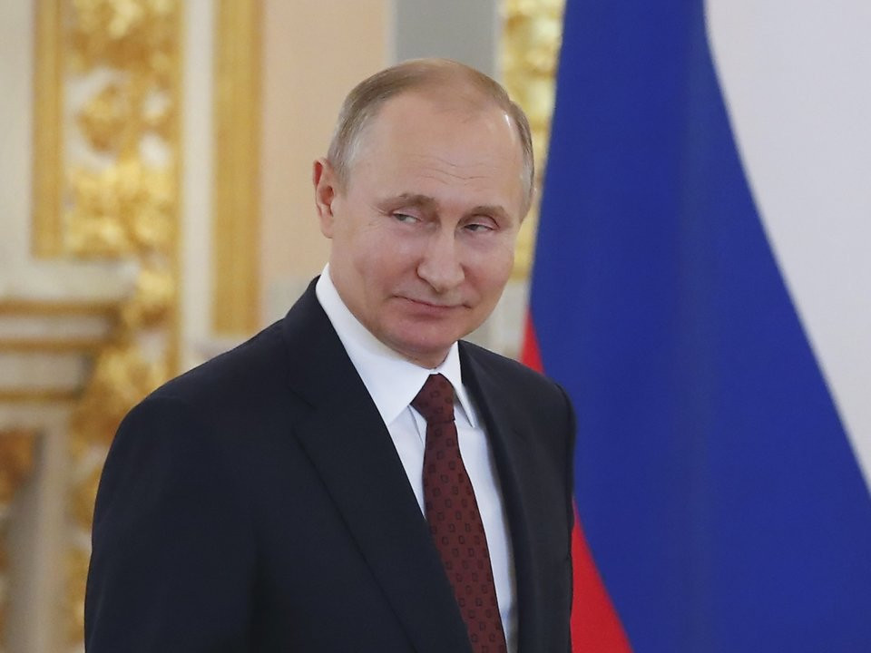 Thời gian đầu khi làm việc cho KGB, ông Putin chỉ là một nhân viên phân tích làm việc ở văn phòng với hàng núi giấy tờ. Ông thậm chí vẫn ở chung với bố mẹ trong một căn hộ chật chội và thậm chí còn không có cả phòng ngủ riêng. Nguồn ảnh: BI.