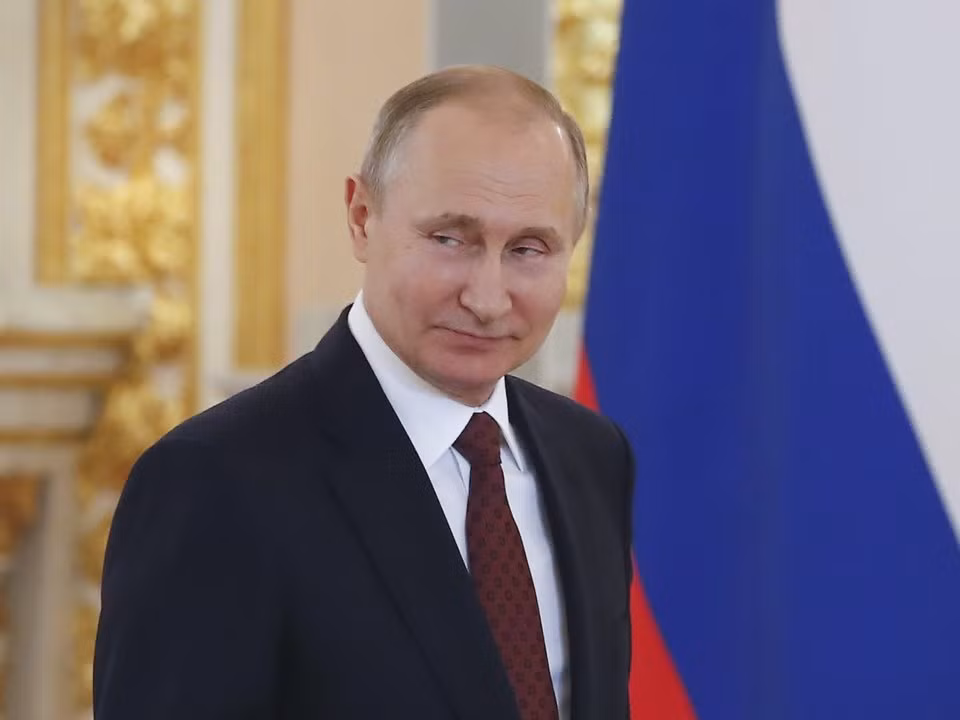 Thời gian đầu khi làm việc cho KGB, ông Putin chỉ là một nhân viên phân tích làm việc ở văn phòng với hàng núi giấy tờ. Ông thậm chí vẫn ở chung với bố mẹ trong một căn hộ chật chội và thậm chí còn không có cả phòng ngủ riêng. Nguồn ảnh: BI.