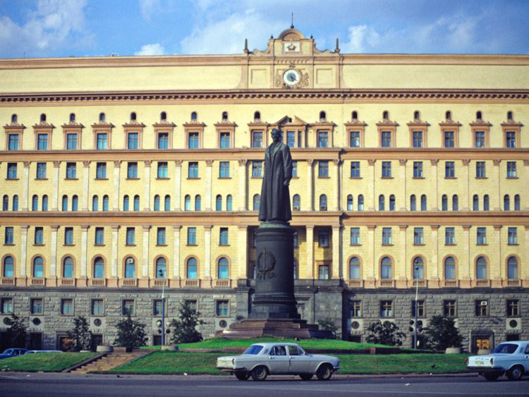 Sau khi tốt nghiệp trường Luật, ông Putin đã gia nhập lượng tình báo KGB và tốt nghiệp khoá huấn luyện của lực lượng này vào năm 1975. Nguồn ảnh: BI.