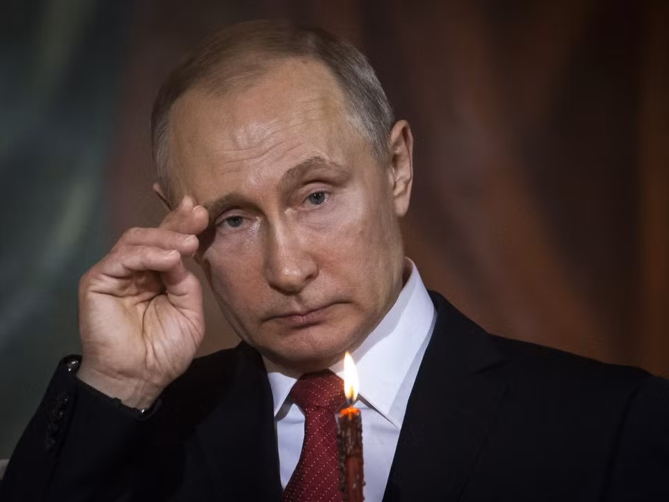 Nhiều người kể lại rằng, trong những đêm hỗn loạn ở Berlin, những kẻ quá khích đã định xông vào văn phòng của ông Putin khiến ông phải mang súng ngắn ra doạ. Nguồn ảnh: BI.