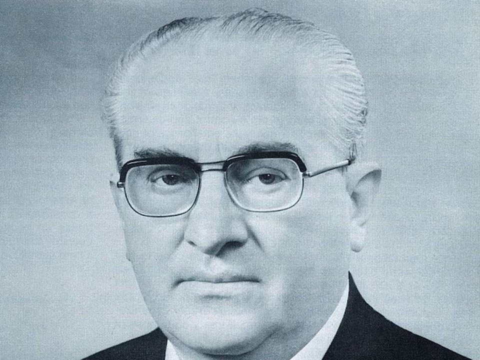 Ông Yuri Adropov, trùm tình báo KGB thời Liên Xô chính là một trong những người có ảnh hưởng lớn nhất tới sự nghiệp tình báo của ông Putin khi lựa chọn ông Putin và nhiều nhân viên tình báo khác để xây dựng một đội ngũ "trẻ và nguy hiểm của KGB tương lai". Nguồn ảnh: BI.