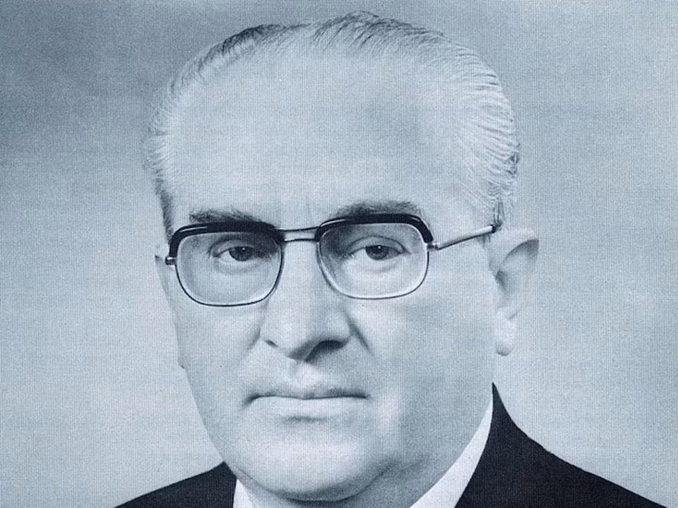 Ông Yuri Adropov, trùm tình báo KGB thời Liên Xô chính là một trong những người có ảnh hưởng lớn nhất tới sự nghiệp tình báo của ông Putin khi lựa chọn ông Putin và nhiều nhân viên tình báo khác để xây dựng một đội ngũ "trẻ và nguy hiểm của KGB tương lai". Nguồn ảnh: BI.