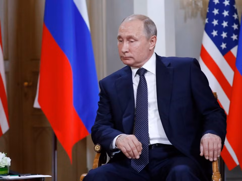 Luận văn tốt nghiệm của ông tập trung vào luật pháp và thương mại quốc tế. Cần phải nói thêm, trong thời kỳ ông Putin tốt nghiệp đại học, xã hội Liên Xô vẫn đang trong thời kỳ bao cấp và các quy luật của kinh tế thị trường là cực kỳ xa lạ với người dân Liên Xô thời bấy giờ. Nguồn ảnh: BI.