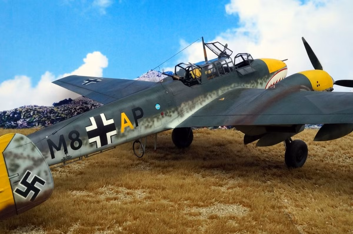 Do là một chiến đấu cơ hạng nặng, được trang bị tới hai động cơ, Tiêm kích Bf 110 hoàn toàn không đủ độ cơ động để "đua" được với các máy bay tiêm kích loại Hurricane và Spitfire. Chưa kể tới việc, vỏ thép của Bf 110 dù dày cũng khó có thể chống được hoả lực gồm toàn súng máy 20mm trên các chiến đấu cơ của Anh. Nguồn ảnh: Aircraft.