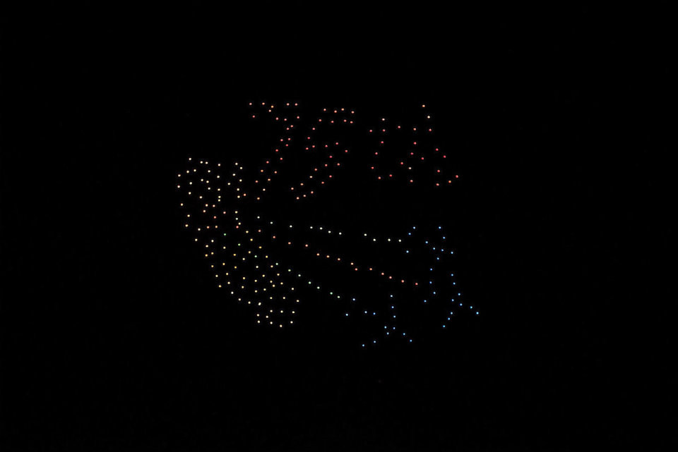 500 máy bay không người lái tại căn cứ Travis xếp hình kỷ niệm 75 năm ngày thành lập căn cứ này. Nguồn ảnh: BI.