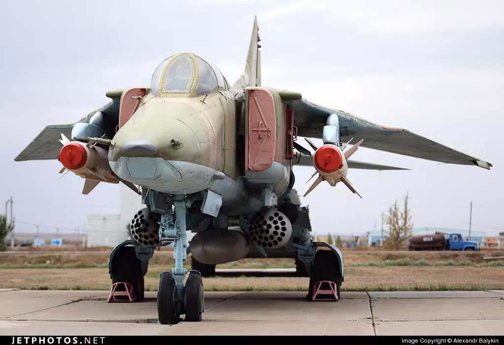 Cường kích cơ MiG-27 còn có thể mang theo một loạt các loại bom bao gồm tối đa 6 quả bom 500 kg hoặc 4 pod gắn pháo phản lực phóng loạt loại UB-32-57, mỗi pod giữ được 32 quả pháo phản lực loại S-5, mỗi loại pháo phản lực S-5 lại có tới 9 loại đầu đạn khác nhau, mỗi loại đầu đạn phù hợp với một loại giáp xe tăng khác nhau. Nguồn ảnh: Jetphoto.