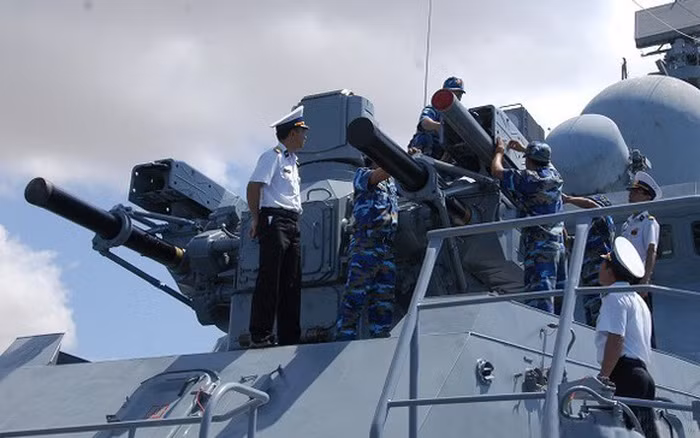 Việt Nam cũng là một trong quốc gia hiếm hoi trên thể giới sở hữu các tổ hợp vũ khí đánh chặn tầm gần Kashtan mà cụ thể ở đây là biến thể Palma trang bị trên các tàu hộ vệ tên lửa Gepard 3.9 của Hải quân Việt Nam, đóng vai trò phòng không trên hạm bên cạnh AK-630.