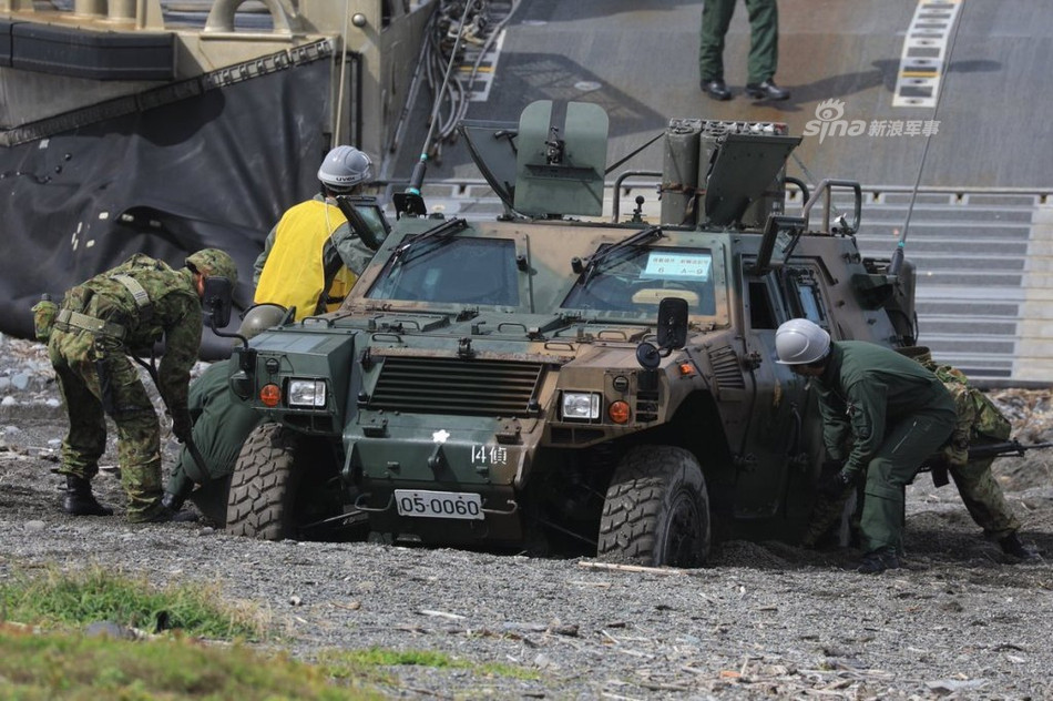 Với nhiều bãi biển được cấu tạo bằng đá nham thạch do núi lửa phun trào, việc đổ bộ đường biển lên bãi biển trên các đảo của Nhật Bản luôn là một thử thách đối với bất cứ phượng tiện cơ giới nào kể cả khung gầm bánh xích. Nguồn ảnh: Sina.