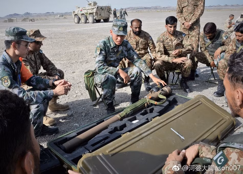 Cũng trong phần thi Clear Sky -2017, vì QW-2 ít nhiều thể hiện được khả năng của mình nên năm nay nó tiếp tục được Trung Quốc lựa chọn làm vũ khí tiêu chuẩn cho các đội tuyển. Trong ảnh là binh sĩ Trung Quốc giới thiệu sơ qua về tên lửa QW-2 cho đội tuyển Pakistan tham gia Clear Sky - 2018.