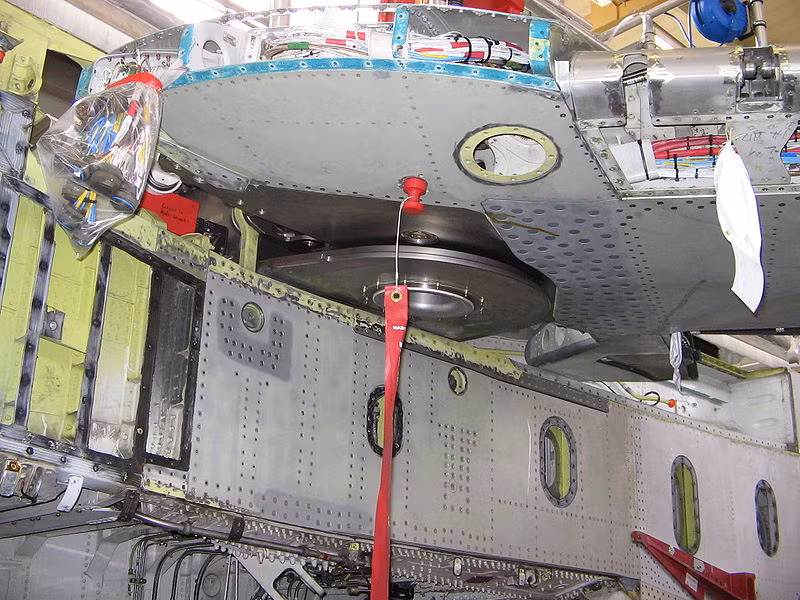 Cận cảnh hệ thống cụp - xoè cánh bên trong chiến đấu cơ Panavia Tornado. Việc đặt hệ thống này ở cánh khiến máy bay có thêm một chỗ hiểm nữa khi bị dính đạn. Nguồn ảnh: Mechanic.