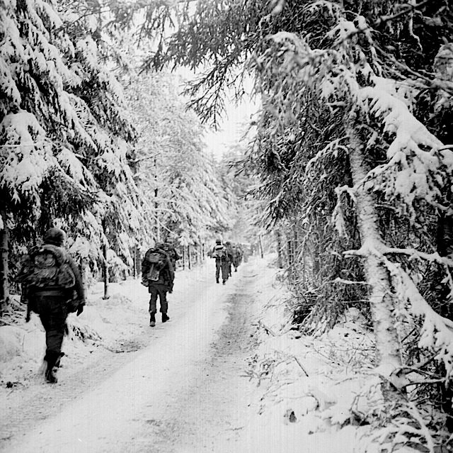 Những lính Đức này, về cơ bản là đã quá quen với việc chiến đấu đối đầu với lính Mỹ và đồng minh trên mặt trận phía Tây suốt nửa sau của năm 1944. Trong khi đó, phần lớn quân của Tập đoàn quân số một của Mỹ lại là lính mới, họ được thay thế bổ sung sau nửa năm Tập đoàn quân này chiến đấu bầm dập ở mặt trận Pháp. Nguồn ảnh: Warhistory.