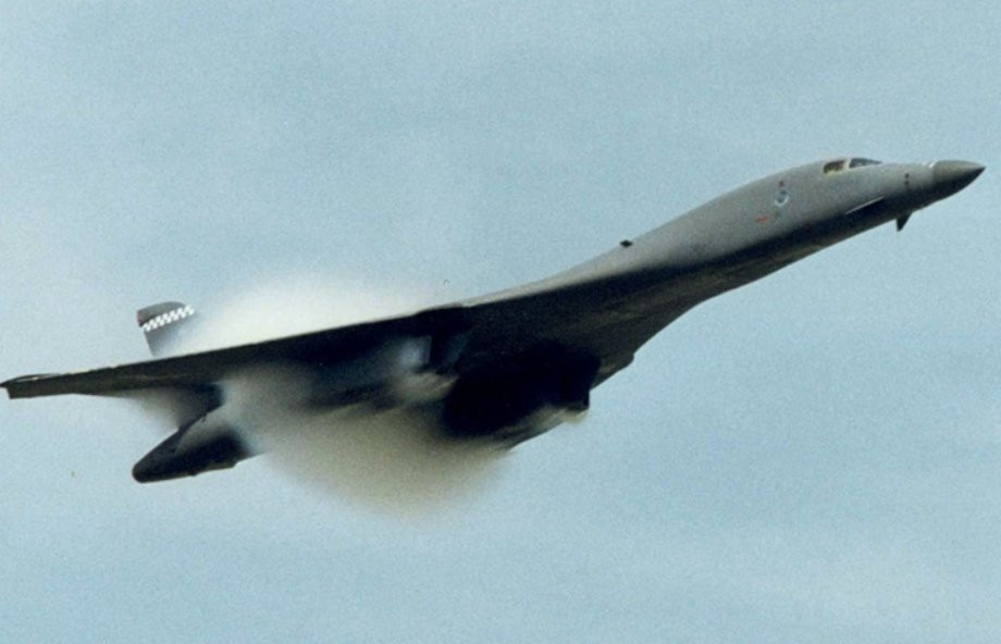 Trước đó, cách đây khoảng vài tháng, Không quân Mỹ đã công bố chương trình nâng cấp lớn nhất từ trước tới nay cho các chiến đấu cơ B-1 Lancer. Theo đó, quá trình nâng cấp này sẽ giúp B-1 Lancer mở rộng khả năng mang vũ khí, kiểu dáng khí động học được cải tiến kèm theo các nâng cấp ở hệ thống liên lạc và động cơ. Nguồn ảnh: Sonic.