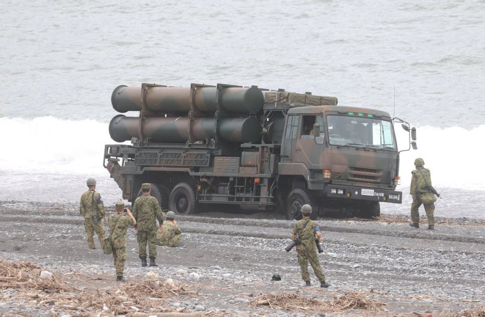 Tổ hợp tên lửa chống hạm Type 88 của Lực lượng phòng vệ Nhật Bản được đổ bộ lên bãi biển từ tàu LCAC. Nguồn ảnh: Sina.