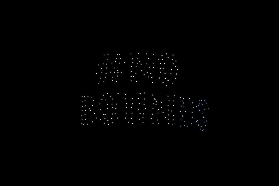 500 chiếc máy bay không người lái này sử dụng hệ thống định vị GPS riêng biệt để giữ nguyên đội hình bay theo lệnh của máy tính và không va chạm vào nhau khi "xếp hình" trên không. Nguồn ảnh: BI.