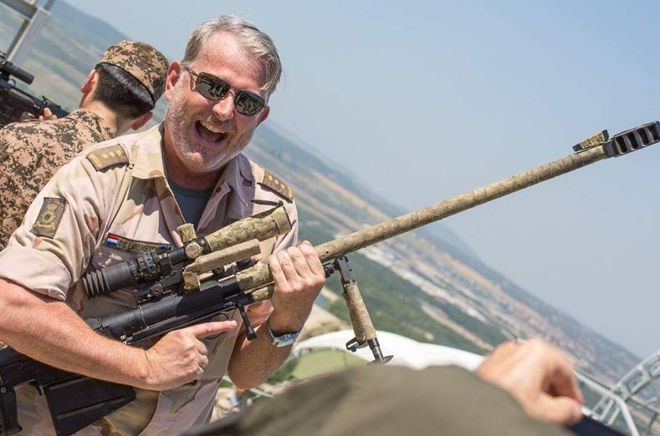 Tùy viên quân sự của Hà Lan trên tay súng trường bắn tỉa hạng nặng KSVK được Quân đội Ng giới thiệu trong cuộc tập trận "Slavic Brotherhood". Nguồn ảnh: Milru.