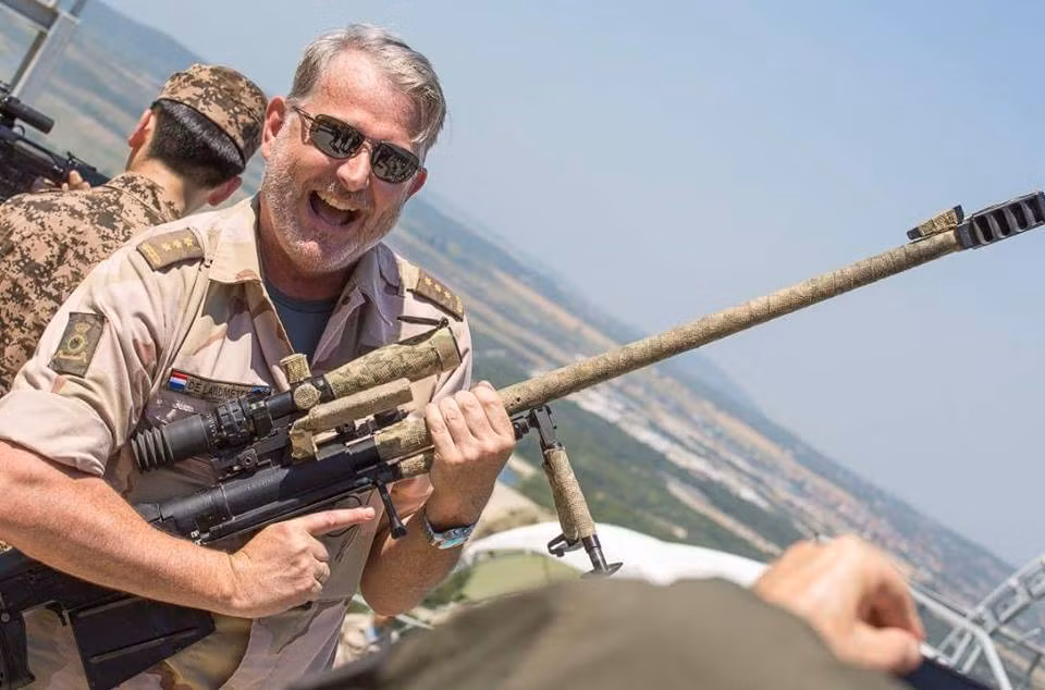 Tùy viên quân sự của Hà Lan trên tay súng trường bắn tỉa hạng nặng KSVK được Quân đội Ng giới thiệu trong cuộc tập trận "Slavic Brotherhood". Nguồn ảnh: Milru.
