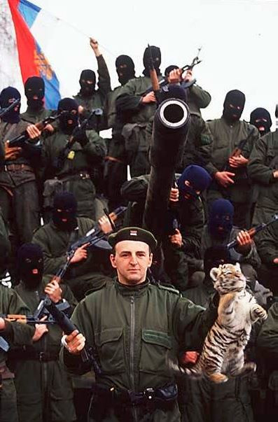 Tới năm 1994, Serbia không còn có ý định khôi phục lại Nam Tư toàn vẹn như trước kia nữa mà muốn cuộc chiến tranh này đi theo hướng có lợi cho nhà nước Serbia và sẽ thành lập "Đại Serbia" của riêng họ trên lãnh thổ Nam Tư bao gồm luôn các vùng Croatia và Bosnia. Nguồn ảnh: Proboard.