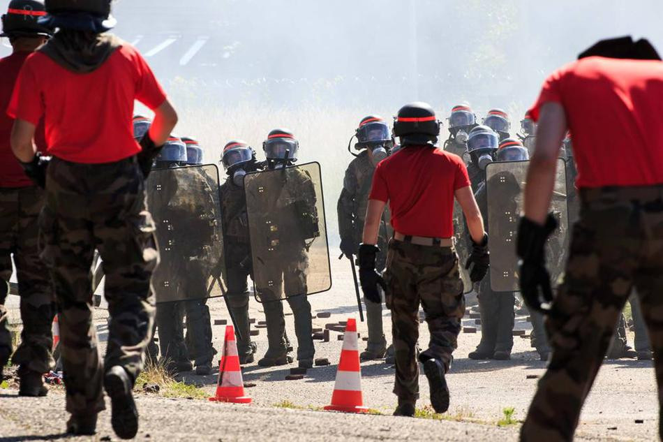 Hiện tại, tình hình ổn định xã hội của Pháp đang xuống rất thấp và được coi là một trong những quốc gia có độ ổn định thấp nhất Liên Minh Châu Âu hiện nay với hàng loạt các vụ bạo động, bạo loạn và biểu tình diễn ra triền miên. Nguồn ảnh: Sina.