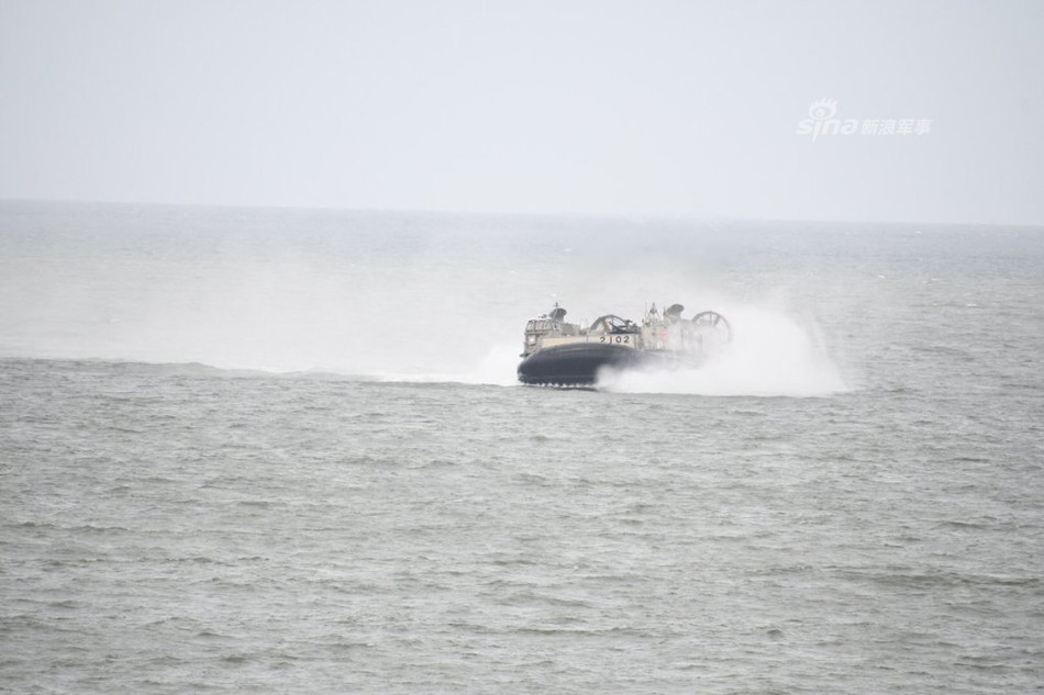 Loại tàu đệm khí của Nhật Bản là loại LCAC do Mỹ sản xuất. Loại tàu đệm khí này có khả năng chở theo tối đa tới 60 tấn hàng hoặc 180 lính với đầy đủ trang bị vũ khí. Nguồn ảnh: Sina.