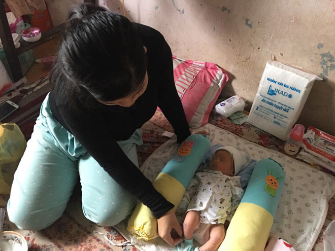 Bé T nhận hàng về phòng trọ gia công để chăm sóc con nhỏ