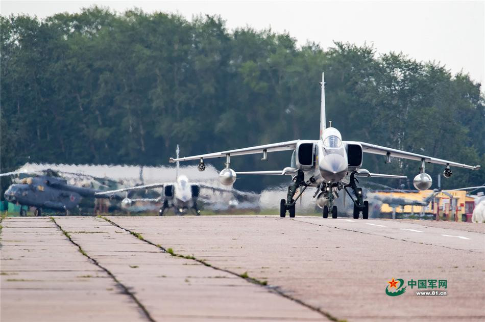 Tham dự Army Games năm nay, Không quân Trung Quốc sử dụng ba dòng máy bay gồm tiêm kích J-10A, tiêm kích-bom JH-7 (tấn công mặt đất) và máy bay ném bom H-6K cho các phần thi trong Aviadarts-2018. Nguồn ảnh: 81cn.