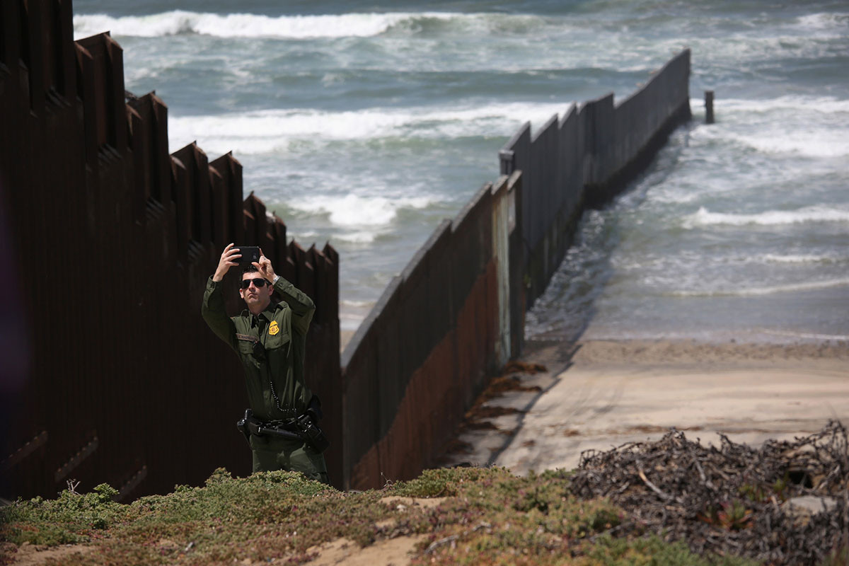 Đường biên giới giữa Mỹ và Mexico kéo dài từ vùng biển thuộc Đại Tây Dương qua tới vùng biển thuộc Thái Bình Dương. Nguồn ảnh: TA.