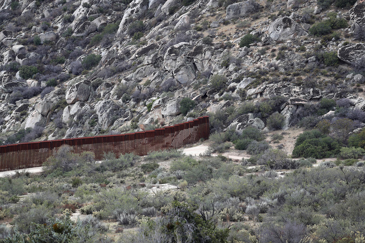 Tại một vài nơi, những bức tường ngăn cách đã được xây dựng từ lâu và khá dễ để có thể vượt qua chúng. Nguồn ảnh: TA.