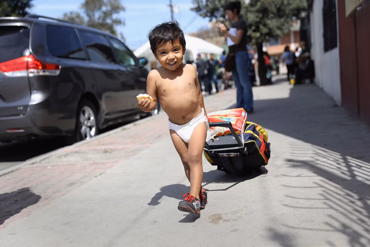 Một em nhỏ người Mexico bị trục xuất về nước cùng với gia đình. Nguồn ảnh: TA.