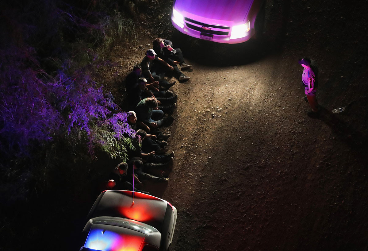 Một nhóm nhập cư trái phép vào Mỹ bị lực lượng biên phòng Mỹ bắt được, hầu hết các vụ vượt biên đều diễn ra vào ban đêm. Nguồn ảnh: TA.