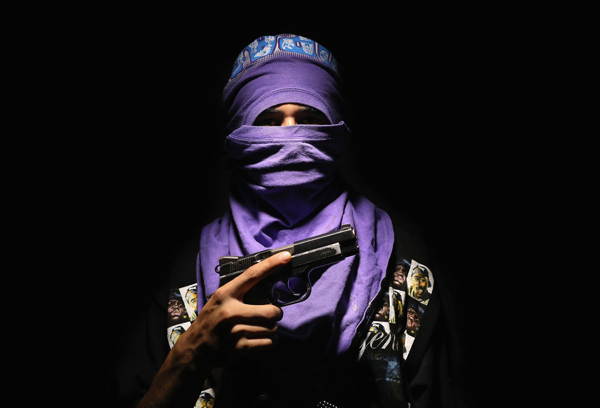 Ở phía bên kia, những băng đảng của Mexico làm dịch vụ vượt biên trái phép cũng được trang bị đầy đủ vũ khí nóng. Nguồn ảnh: TA.