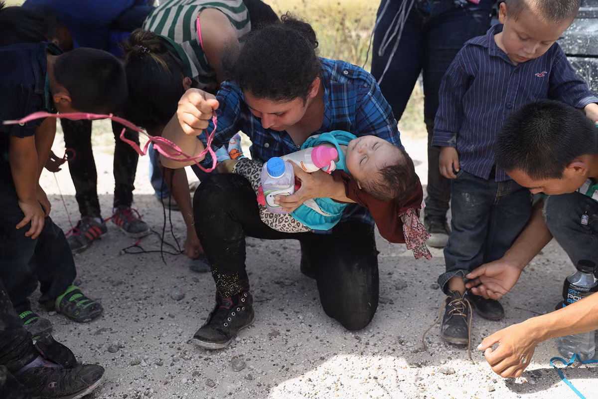 Nhiều người mang cả con nhỏ trên đường đi vượt biên với mong muốn các em sẽ có một tương lai tốt đẹp hơn ở miền đất hứa. Nguồn ảnh: TA.