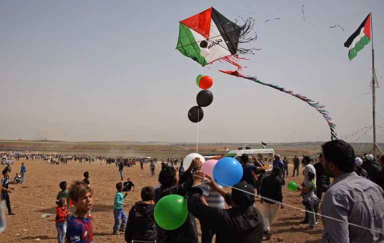 Phía Palestine tấn công vào Israel bằng diều và bóng bay mang theo mồi lửa. Ảnh: Haaretz.