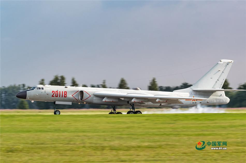 Tu-16 ra đời từ năm 1952 và ngay sau đó, vào năm 1959 H-6 bắt đầu thực hiện chuyến bay đầu tiên. Mặc dù đã 60 năm kể từ ngày đầu tiên được "lên sóng", tuy nhiên H-6K vẫn tiếp tục phục vụ không quân Trung Quốc tới tận ngày nay. Tổng cộng, Không quân Trung Quốc hiện có khoảng 120 chiếc H-6 các loại. Nguồn ảnh: 81cn.