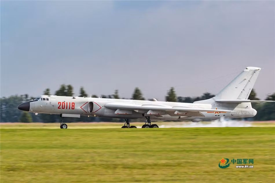 Tu-16 ra đời từ năm 1952 và ngay sau đó, vào năm 1959 H-6 bắt đầu thực hiện chuyến bay đầu tiên. Mặc dù đã 60 năm kể từ ngày đầu tiên được "lên sóng", tuy nhiên H-6K vẫn tiếp tục phục vụ không quân Trung Quốc tới tận ngày nay. Tổng cộng, Không quân Trung Quốc hiện có khoảng 120 chiếc H-6 các loại. Nguồn ảnh: 81cn.