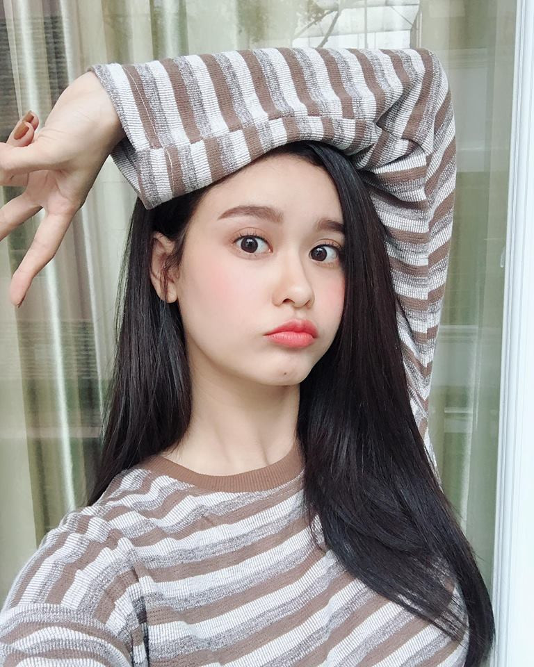 "Tôi nghĩ, trên đoạn đường đời này. Vui cũng phải đi hết. Buồn cũng phải đi hết. Vui hay buồn là do cách bạn chọn. Cớ gì phải hà khắc với bản thân, hà khắc với người? Tôi chọn vui" - Bà mẹ một con khẳng định.