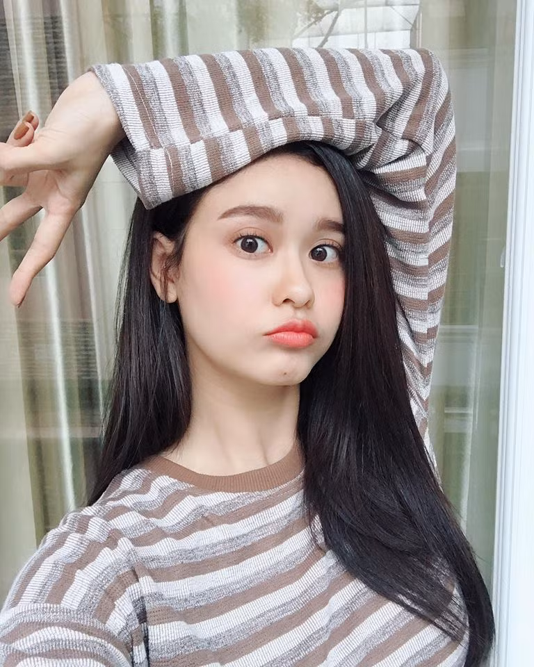 "Tôi nghĩ, trên đoạn đường đời này. Vui cũng phải đi hết. Buồn cũng phải đi hết. Vui hay buồn là do cách bạn chọn. Cớ gì phải hà khắc với bản thân, hà khắc với người? Tôi chọn vui" - Bà mẹ một con khẳng định.