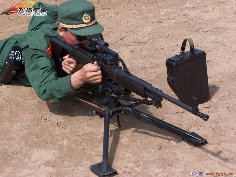 Do có kích cỡ nhỏ hơn và trọng lượng nhẹ hơn so với cỡ đạn súng máy chuẩn Liên Xô, xạ thủ sử dụng khẩu QJY-88 sẽ có thể mang được nhiều đạn hơn khi chiến đấu. Nguồn ảnh: FYJS.