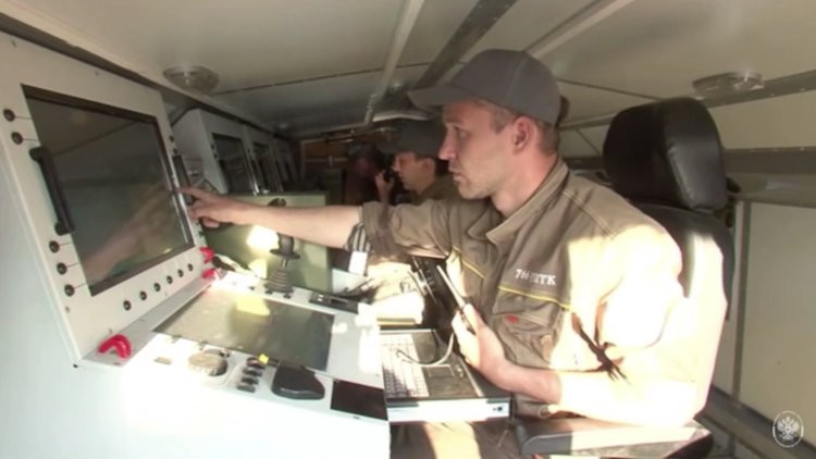 Sở dĩ có khoảng cách quá ngắn như vậy được cho là do địa hình của Syria khá hiểm trở, thêm vào đó, nơi tác chiến của Uran-9 lại thường là trong đô thị, có nhiều vật cản như nhà cao tầng. Nguồn ảnh: BI.