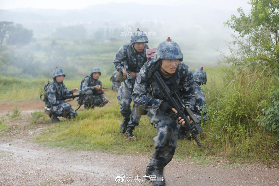 Đây chính là thứ thiết bị cực kỳ đơn giản nhưng lại khiến cho những cuộc tập trận không sử dụng đạn thật của Quân đội Trung Quốc trở nên cực kỳ khốc liệt vì quân số của hai bên sẽ "tử vong" y như thật thay vì tử vong theo kích bản khô cứng được đặt ra từ trước. Nguồn ảnh: Sina.