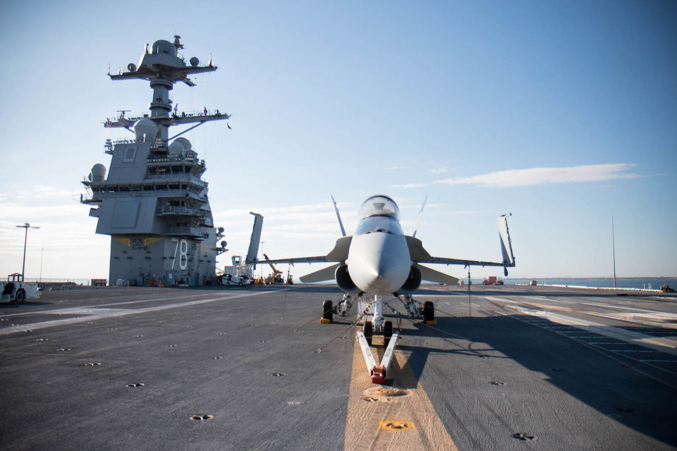 Tất nhiên với chiều dài như trên không một loại máy bay nào có thể cất cánh được từ USS Gerald R. Ford nếu không có sự hỗ trợ từ máy phóng điện từ (trước đó là máy phóng hơi nước). Ngay cả khi hạ cánh các máy bay cũng sử dụng cáp hãm để hãm tốc do đường bằng không đủ chiều dài. Nguồn ảnh: BI.