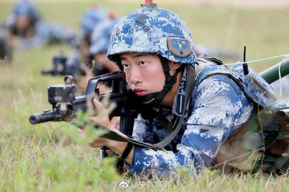 Cận cảnh hệ thống lade gắn vào đầu súng và chiếc mũ đặc biệt phục vụ việc tập trận bắn đạn lade. Có thể dễ dàng nhận thấy trên mũ có nhiều thiết bị thu nhận tín hiệu lade và trên đỉnh mũ là khối tạo khói màu. Nguồn ảnh: Sina.