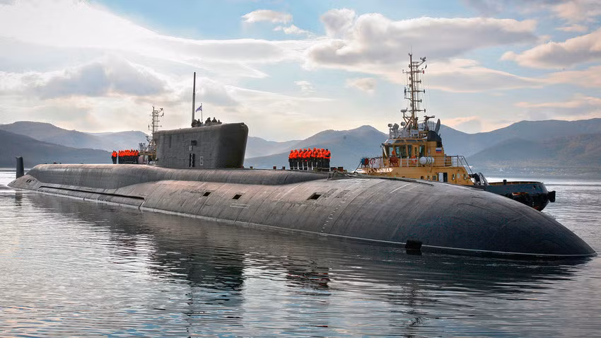 Đứng đầu trong số ba loại vũ khí làm nên sức mạnh của Nga trên thế giới hiện nay chính là tàu ngầm lớp Borei. Mỗi tàu ngầm lớp Borei này có giá lên tới 713 triệu USD khi được đóng vào thời Liên Xô và năm 2011, khi Nga quyết định đưa Đề án này vào hoạt động lại, số tiền Moscow phải trả cho mỗi chiếc lên tới 1,4 tỷ USD. Nguồn ảnh: RTBH.